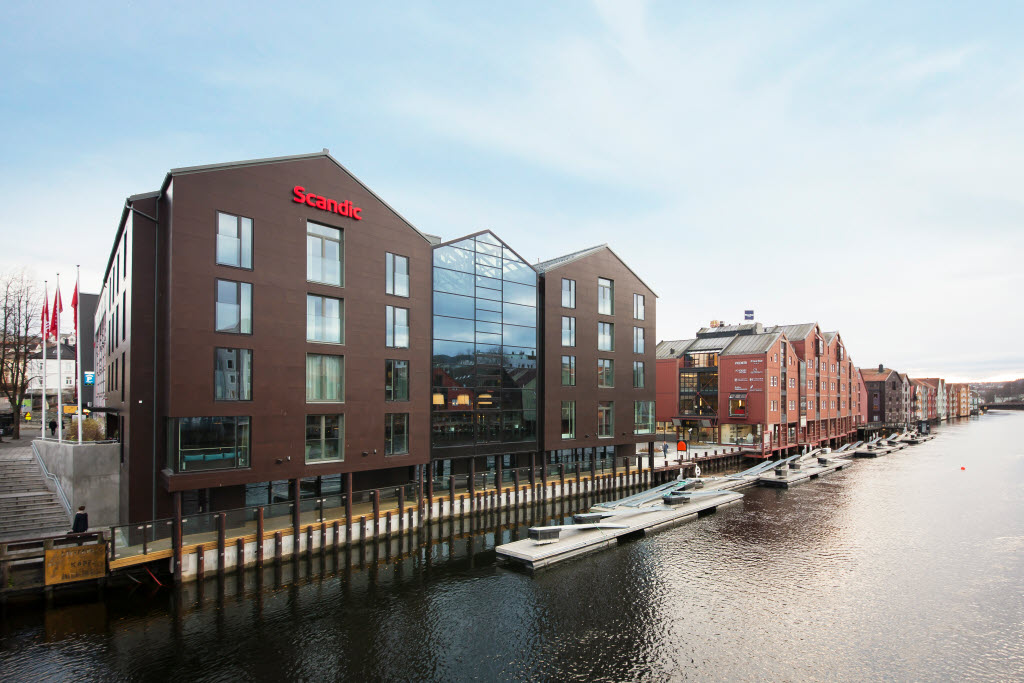 Copyright: Tord-Erik Andresen Hotellfasade i dagslys sett fra Nidelven, Scandic Bakklandet